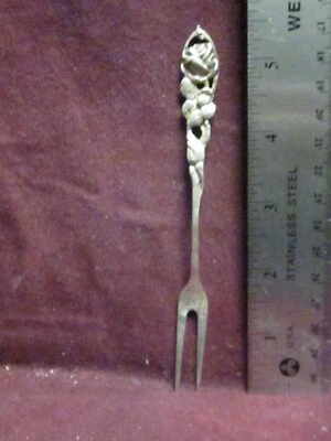 UNKNOWN Sterling ART DECO ROSA PEPINILLO HORQUILLA 5 1/2" 19 gramos Sin Monograma Foto 1 de 4