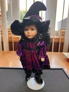 MUÑECA DE PORCELANA "COLLECTOR'S CHOICE" VESTIDA COMO VESTIDO MORADO BRUJA HALLOWEEN - Imagen 1 de 7