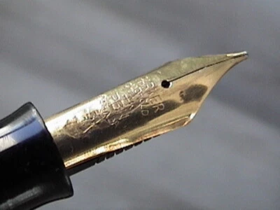 VINTAGE PARKER DUOFOLD SENIOR JADE GREEN FOUNTAIN PEN WITH 14k GOLD DUOFOLD NIB - Image 1 of 4