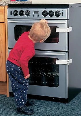 CLIPPASAFE MICROWAVE /OVEN LOCK CHILD SAFETY 2 KEEP FROM HOT SURFACE & ITEMS  - Image 1 of 2