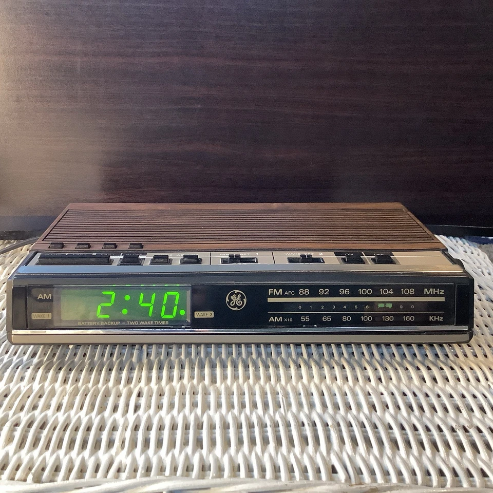 Radio Reloj Despertador General Electric GE Grano Madera Modelo 7-4638B LED Verde Probado Foto 1 de 4