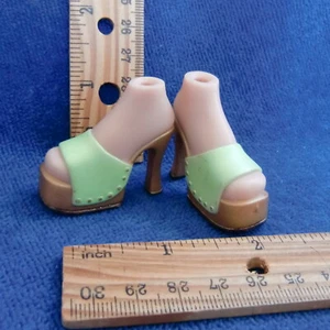 Bratz Feet Schuhe OK+ High Heel grün Pantolette Sandale klobig hellbraun Plateau helle Haut - Bild 1 von 4