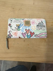 Portafoglio lungo Dooney & Bourke Disney Parks schizzo personaggio zip intorno  - Foto 1 di 11