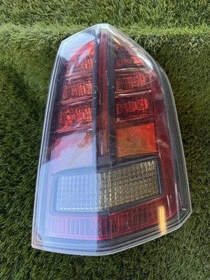 Chrysler 300 RH 2013-2014 LADO DEL PASAJERO LENTE AHUMADA LUZ TRASERA LÁMPARA TLP OEM Foto 1 de 4
