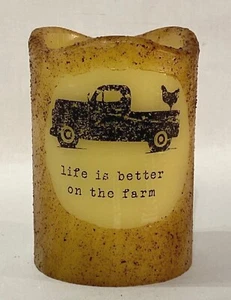 VELA DE PILAR DE GOTEO RÚSTICO ONE QUEMNT MARFIL ""LIFE IS BETTER ON THE FARM"" CON TEMPORIZADOR - Imagen 1 de 3