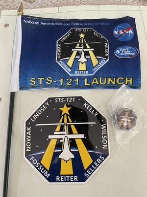 Bandera pequeña NASA/Boeing STS-121, calcomanía y prendedor de tripulación Foto 1 de 4