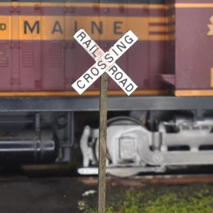 O Scale - Weathered Modern Crossbucks - 2 Pack - Picture 1 of 9