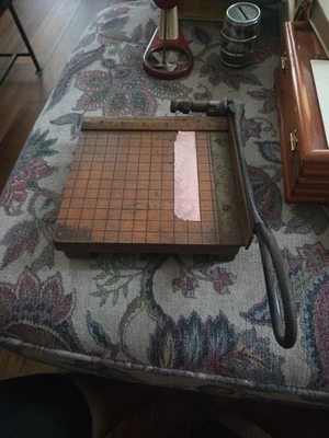 De colección Milton Bradley Co. "Cortador de papel guillotina de hierro fundido de madera dura de 7""" Foto 1 de 4