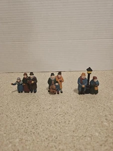 Dept 56 Dickens Village - "Dickens' Carolers" - Set di 3 - #6526-9 - Foto 1 di 7