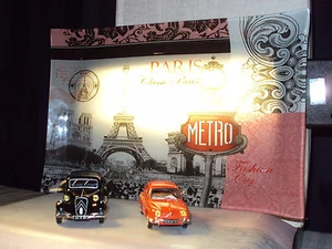 2 x 1:43 50er CITROEN 11 RENAULT DAUPHINE + GLAS PARIS TABLETT KULISSE MIT LICHT - Bild 1 von 1