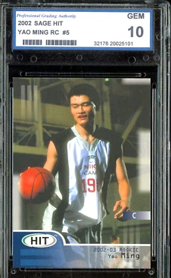 Baloncesto Sage Hit 2002 Yao Ming #5 novato RC PGA 10 gemas patio y certificación Foto 1 de 3