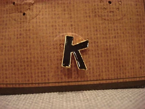 TEN79LA BOUTIQUE DESIGNER SCHWARZ K INITIALE METALL ANSTECKNADEL - BRANDNEU - Bild 1 von 1