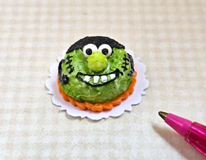 Pastel de Halloween TS Green Monster en miniatura, 1 y 1/8" de diamante. CASA DE MUÑECAS 1:12 - Imagen 1 de 1