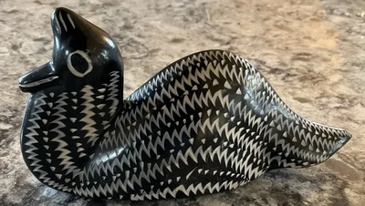 因纽特人雕刻黑色皂石Loon雕像带标记。  — 第 1/4 张图片