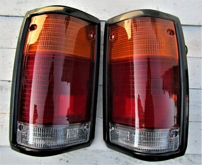 MAZDA B2000 B2200 UTE 2-4/WD MODELO 1985 1994 MODELO LUZES TRASEIRAS PAR ESQUERDA DIREITA - Imagem 1 de 4