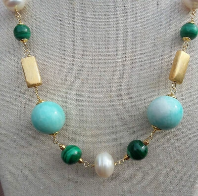 COLLIER CON MALACHITE, AMAZZONITE PERUVIANA E PERLE; ARGENTO 925 DORATO - Immagine 1 di 4