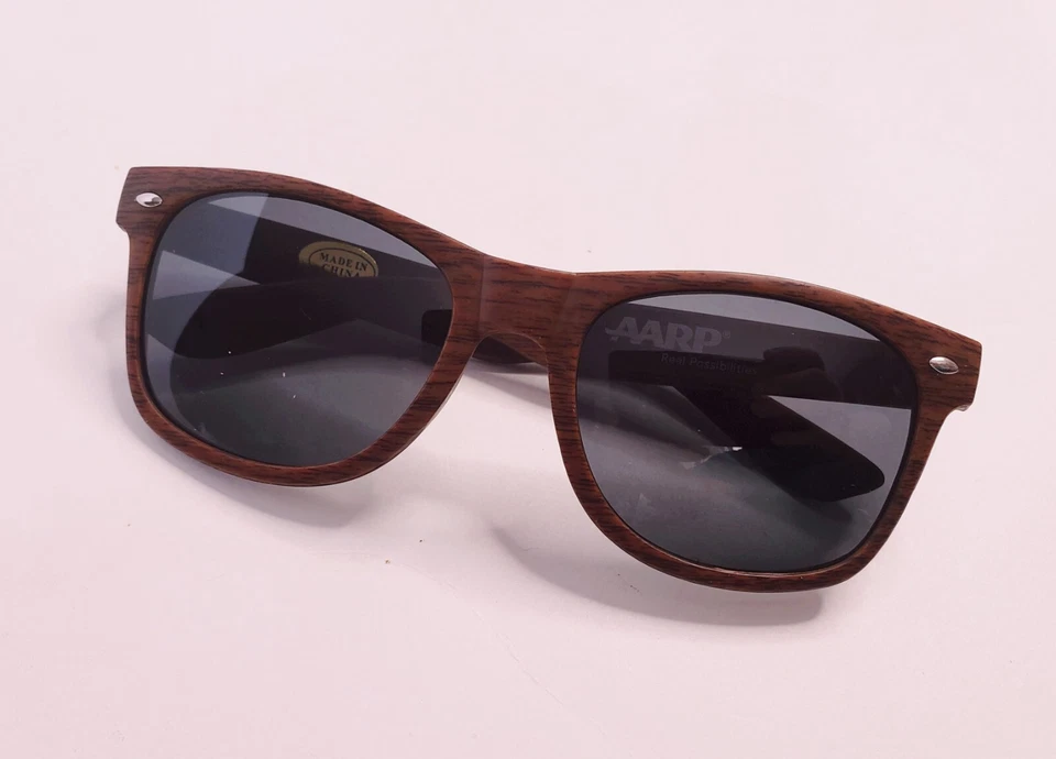 Gafas de sol de diseño de madera de nogal sintético con marco de plástico revestimiento de protección UV  Foto 1 de 4