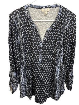 Style&co. Camiseta para mujer con cuello en V estampada, clásica, talla grande 1X negra/azul/blanca Foto 1 de 4