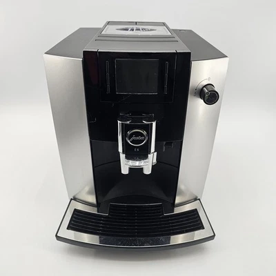 Máquina de café espresso totalmente automática Jura E6 15070 Platinum tipo 734  Foto 1 de 4