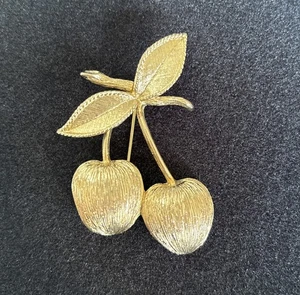 Vintage Sarah Coventry Gold Tone Brushed Metal Double Cherries Fruit Brooch Pin - Picture 1 of 4