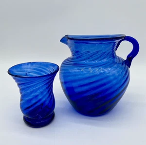 VINTAGE HAND BLOWN COBALT BLUE SWIRL ART GLASS WATER DRINK PITCHER CUP SET MCM - Picture 1 of 14
