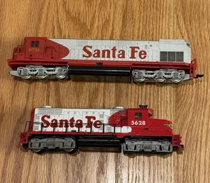 Lot of 2 Santa Fe Diesel Locomotives HO Scale Warbonnet #8731 #5628 Tested Works - Picture 1 of 6