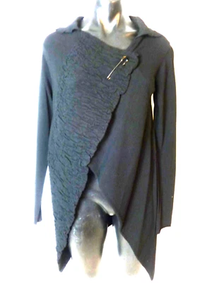 SARAH PACINI, NUEVO CON ETIQUETAS, O/S, PRECIO DE VENTA SUGERIDO POR EL FABRICANTE $484, un diseño magnífico, ¡tan favorecedor y tan suave! Foto 1 de 4