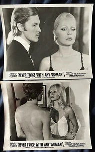 2 RARE VINTAGE PHOTO LOBBY CARDS LOVE ME STRANGELY VIRNA LISI HELMUT BERGER 1971 - Bild 1 von 4