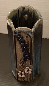 Donna Roberts Studio Kunstkeramik blau applizierte Blumen Wand Taschenvase signiert - Bild 1 von 3