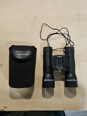 Lightwheight Celestron Focusview 16X32 Binoculars /Case  - Image 1 of 4