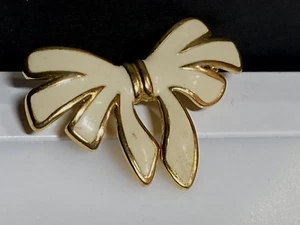 Vintage Napier Brooch Jewellery Enamel Beige Bow Ribbon Gold Metal 9.27g - Picture 1 of 5