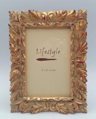 Marco de estilo de vida tallado hojas de color dorado con detalles rojos se adapta a foto de 4" x 6" Foto 1 de 4