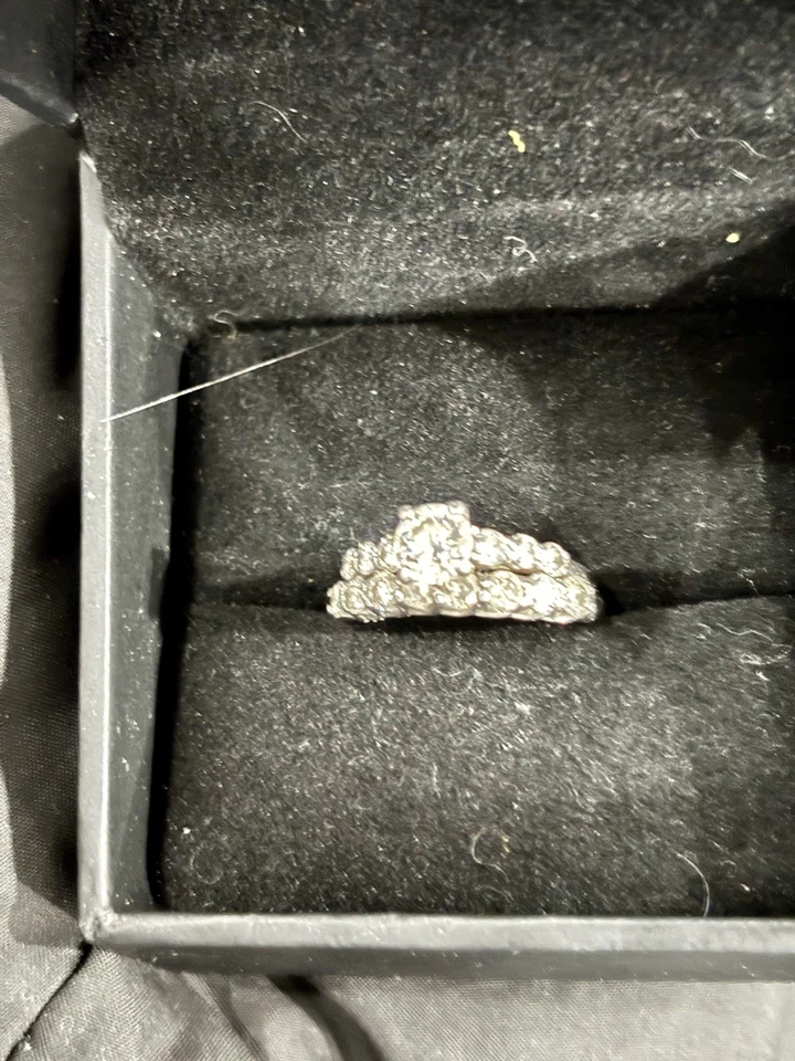 Alianza y anillo de bodas de diamantes de casi un quilate de platino Kay’s Foto 1 de 2