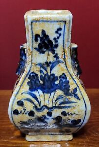 Rare mini vase Quing bleu et blanc.