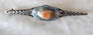 Prendedor único de perlas con ampolla de arco iris en ajuste de hoja de laurel de plata de ley - Imagen 1 de 4