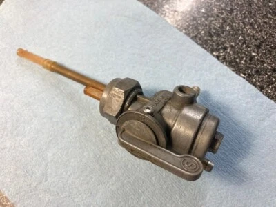 OEM Kawasaki S3 S2 S1 KH400 mach Mikuni petcock tanque de combustible de gasolina conjunto de válvula de colección Foto 1 de 4