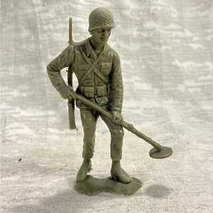 Vintage Large Plastic Green Army Man Soldier 5.5" Tall Mine Sweeper. -- 7121 - Picture 1 of 5