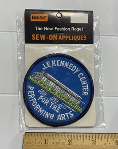 Neu in Verpackung Vintage JFK Kennedy Center for the Performing Arts Washington Aufnäher Patch - Bild 1 von 3