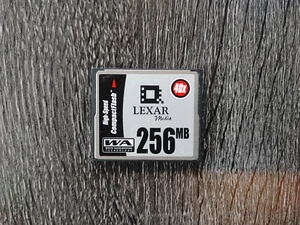 Carte Compact Flash (CF) Lexar 256 Mo 40x - Photo 1 sur 2