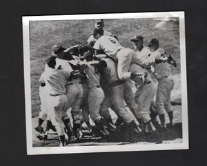 1963 Press Photo, Los Angeles Dodgers Mob Sandy Koufax After Series Sweep 5x6 - Picture 1 of 2