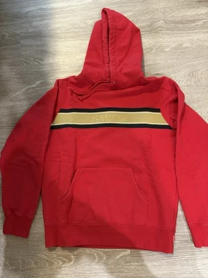 Sudadera con capucha roja Supreme con logotipo a rayas en el pecho.  Talla pequeña difícil de encontrar. Foto 1 de 4