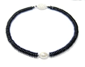 Bezaubernde Edelsteinkette aus Onyx in Buttonform mit einer Muschelkernperlen - Picture 1 of 3