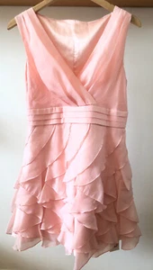 Brandneu pfirsichrosa Damenkleid mit Rüschendetails passt zu Größe UK 10. - Bild 1 von 3
