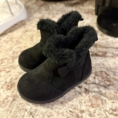 Botas de piel de oveja negras Wonder Nation para niñas pequeñas talla 6 forradas de piel sintética Foto 1 de 2