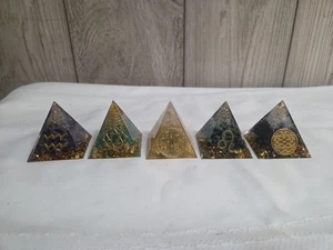 CRISTALLI PIRAMIDALI, colorati, simboli oro, lotto di 5, orgone? piani a spirale GRUPPO #5 - Foto 1 di 22