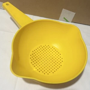 TUPPERWARE VINTAGE SMALL YELLOW Colander 1 qt Quart Strainer Colander HANDLE - Picture 1 of 16