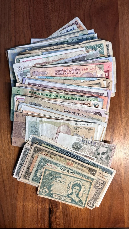 Large lot of over 180+ world banknotes circulated and uncirculated #0439 - Image 1 of 4