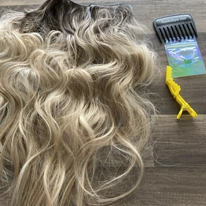 Clip KooKaStyle en extensiones de cabello sintético 20” rubio con raíces marrones/3 - Imagen 1 de 6