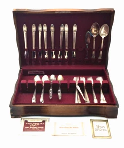 Juego de vajilla de plata 1847 Rogers Bros 52 piezas ""Primer amor"" caja de madera 100 aniversario - Imagen 1 de 8