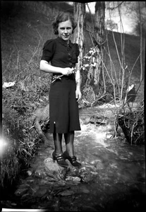 Jeune femme branche fleurs ruisseau - négatif photo ancien an. 1940 50 - Imagen 1 de 1